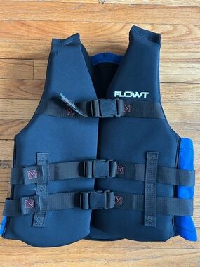 FLOWT Small/Medium life vest blue and black